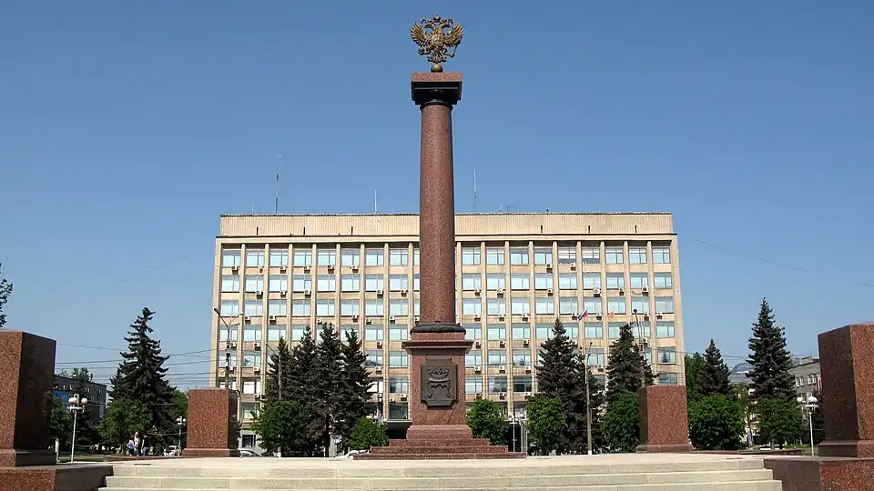 Вид на колонну с изображением герба Твери