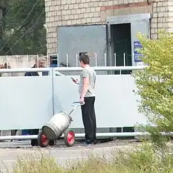 Ручная тележка для перевозки бидона