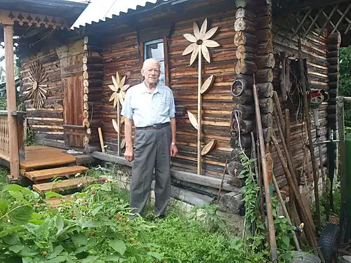 Профессор Н. Н. Тихонов в деревне(у собственноручно сделанной бани).