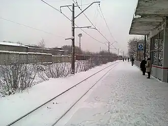 Маневровый тепловоз ЧМЭ3 толкает грузовой состав на территорию бетонного завода. Декабрь 2018 года.