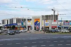 Главный вход в Торговый комплекс «Родина» на углу улиц Родины и Рихарда Зорге