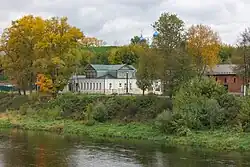 Вид на усадьбу Долгорукова (дом 3) и набережную с другого берега Тверцы