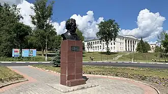 Вид на памятник Пушкину в центре площади и дом культуры