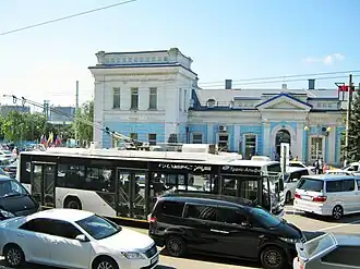 Троллейбус в пробке у здания вокзала