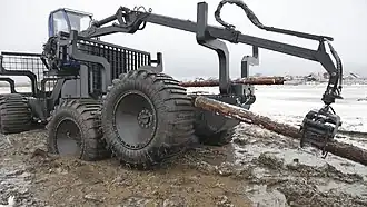 При застревании «Тром-20 УЭС» может подкладывать бревна под свои колеса, приподнимая их благодаря активной балансирной подвеске