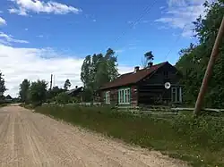 Жилые дома вдоль дороги 86К-169