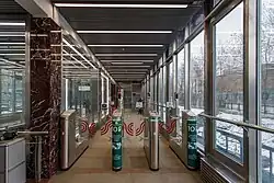 Турникеты в верхней части вестибюля