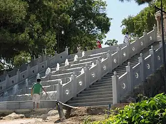 Лестница, ведущая на холм