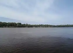 Вид на левый берег реки Тымь в посёлке Ноглики.