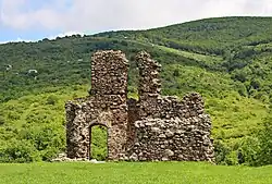 Фрагмент стены, на фоне видно Чёрную гору