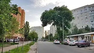 начало улицы — вид со стороны перекрёстка с улицей 1 Гвардейской армии.На заднем плане 16-этажный жилой дом (№ 27)