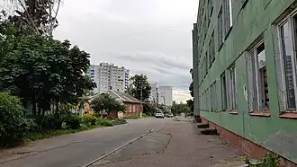 слева одноэтажный деревянный дом № 13 — «Украинское общество трезвости и здоровья», справа дом № 5 улицы Менделеева — учебно-производственное предприятие