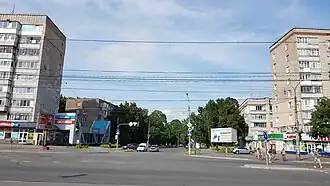 начало улицы: вид с проспекта Левка Лукьяненко (улицы Рокоссовского) 