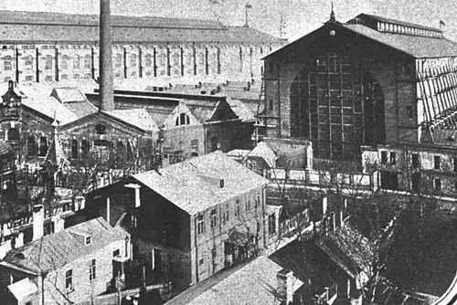 Улица Кожевенная линия, 19, двухэтажный дом напротив эллинга