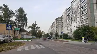 слева военная часть А1710, справа первые дома улицы