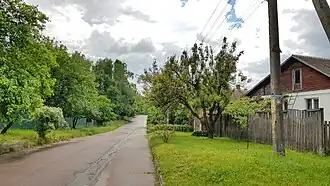 начало улицы: справа парная сторона