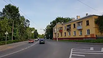 Начало улицы — вид со стороны улицы Шевченко. Слева — Марьина Роща, справа — дом № 14/18