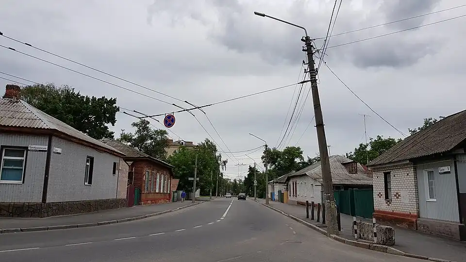 До примыкания Святониколаевской улицыслева дома №№ 2, 4