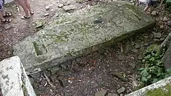 Упавшая плита приставной крыши с крепёжными вытесами