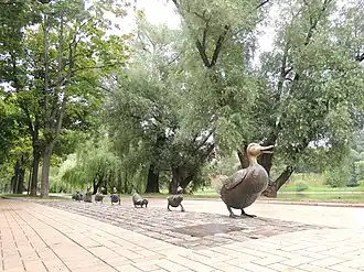 Скульптурная композиция в сквере возле Новодевичьего монастыря в Москве