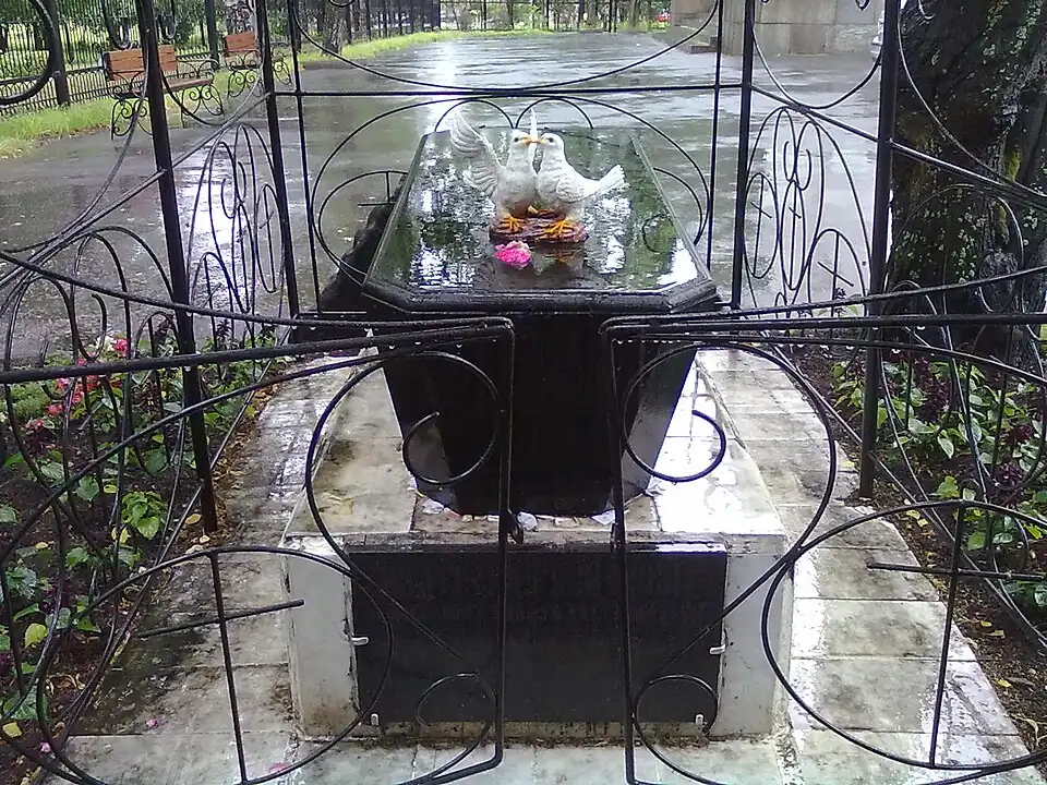 Мемориальная плита, находящаяся в ограде собора Александра Невского