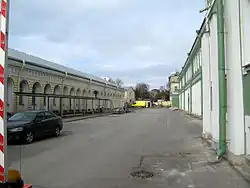 Слева — манеж Первого кадетского корпуса, справа — дворец Петра II