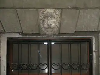 Маскарон в арке