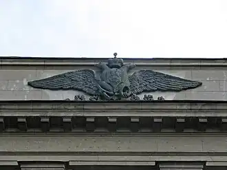 Современная деталь, герб на фасаде