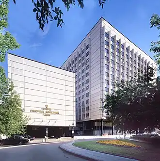 Здание института состоит из клинического и аудиторного корпусов, соединённых застеклённым переходом
55°44′03″ с. ш. 37°34′59″ в. д.HGЯO