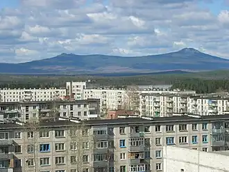 Горы Кумба (справа) и Золотой Камень