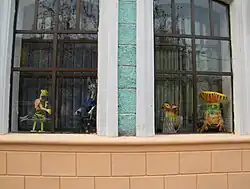 Куклы в витрине театра.