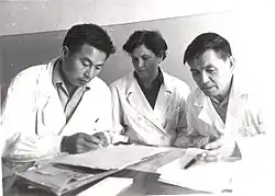 Саятов и Хамза Жуматов в лаборатории в 1965 г.