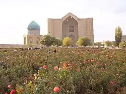 Мавзолей вид с южной стороны, на переднем плане виден мавзолей Рабиги Султан бегим.