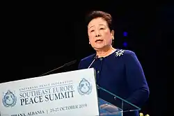 Хан Хакча, выступление на Саммите Федерации за всеобщий мир в Тиране, Албания, 2019 год.