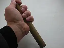 Хват оружия для нанесения удара ладонной частью