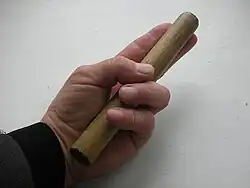 Хват оружия для нанесения веерных ударов по глазам