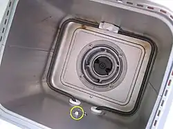 Рис. 1. Расположение деталей в пекарной камере: по периметру нижней части — нагревательный элемент — ТЭН, на дне — муфта, в центре которой — крутящий механизм (деталь в виде кружка чёрного цвета)