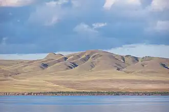 Холмы на восточном берегу