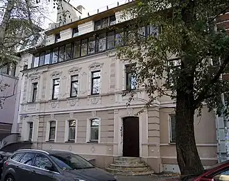 Недостоверно воссозданный фасад в объёме нового здания.