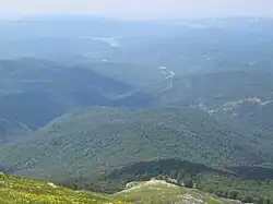 Вид с вершины на восток, на долину реки Кача