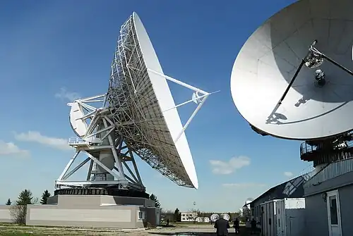 ЦКС «Дубна». Слева - NEC Mark IV (32 метра), построенная для трансляции Олимпиады-80 в системе Intelsat, справа - ТНА-57 (12 метров), вещавшая в системе «Экран».