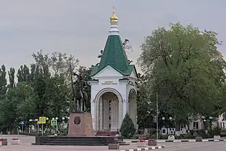 Центр Новой Усмани. Памятник основателю села воеводе Б. В. Собакину