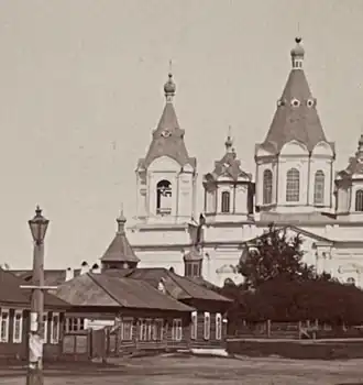 Каменная Покровская церковь и перед ней Свято-Никольский храм