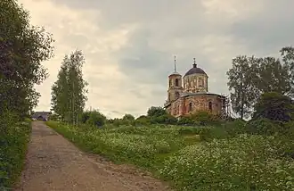 Церковь Богоявления Господня. Вид с дорогой к селу