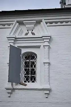 Окно трапезной.