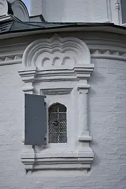 Окно придела трапезной.