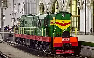 Тепловозы в окраске, близкой к заводской:ЧМЭ3-4960 со стороны малого капота (вверху);ЧМЭ3-912 со стороны большого капота (внизу)