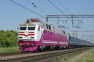 ЧС7-299 в фиолетово-белой окраске УЗ с поездом в Симферополе