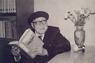 Чжэн Чаолинь с томом Троцкого в руках (1991)