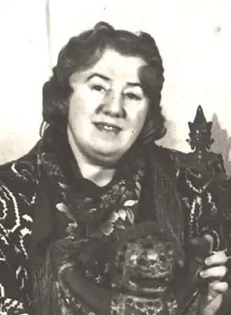 Наталья Павловна Чукина на выставке «Мифы и легенды в искусстве Юго-Восточной Азии» (ГМВ, 1990)